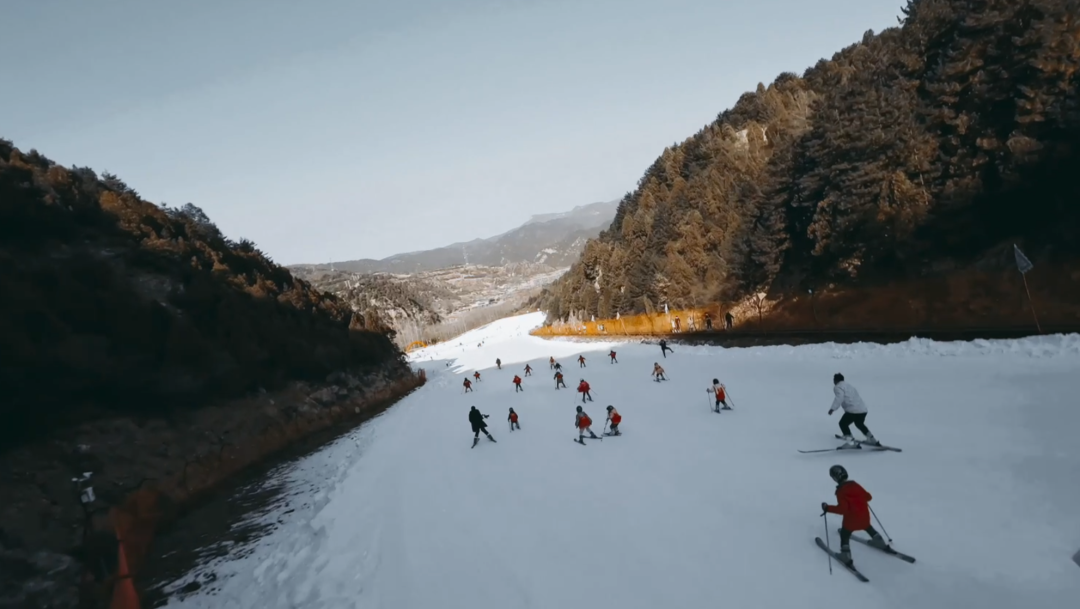 開放時間:8:30-17:00地址:山西省晉中市太谷區郭堡水庫梅苑南山滑雪場