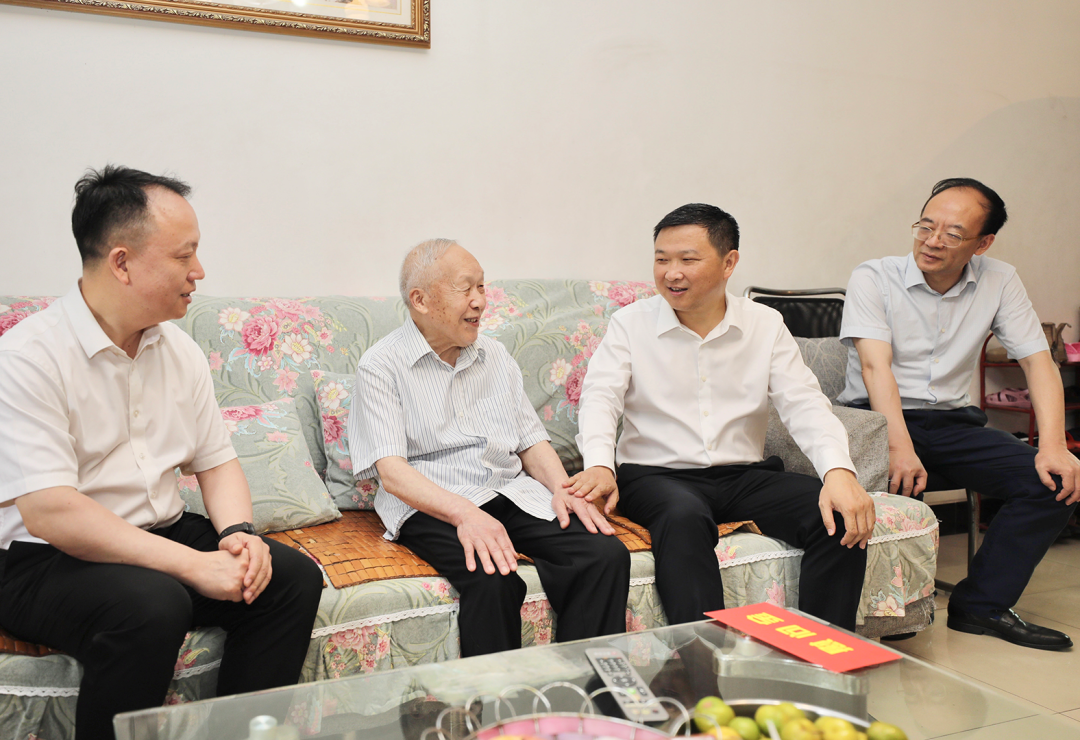 区委副书记王小渝,区委常委,组织部部长胡建川参加慰问.