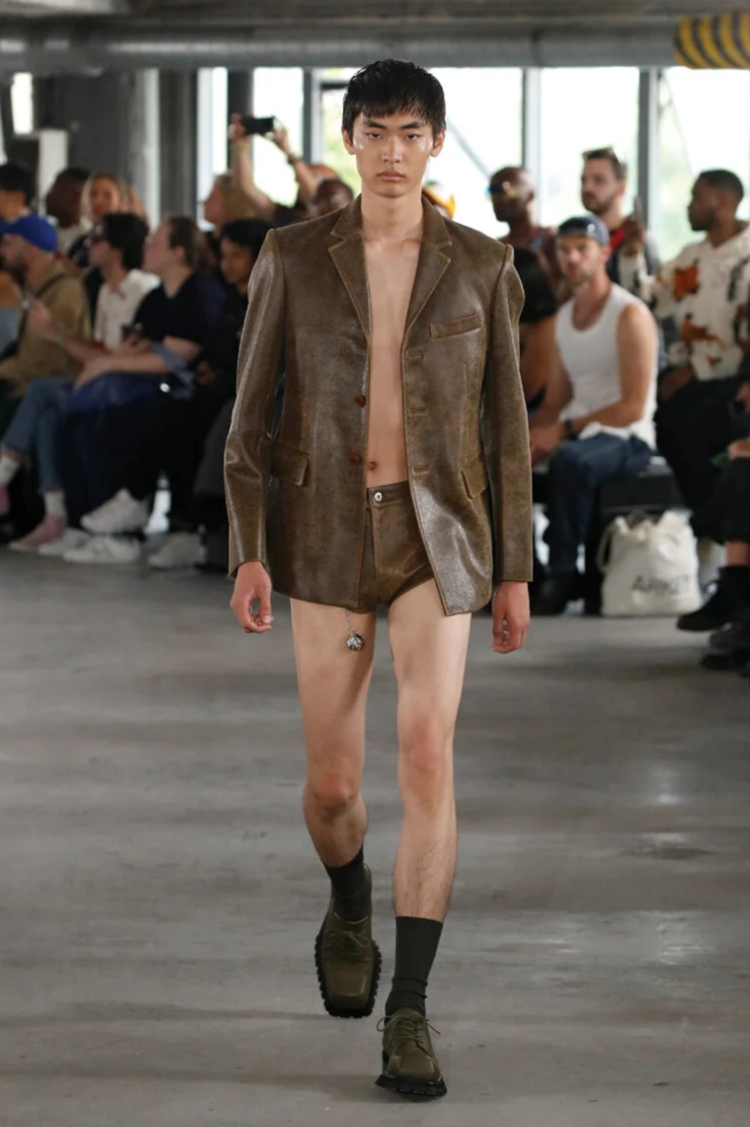 趋势丨无裤穿搭或许真会穿成为趋势