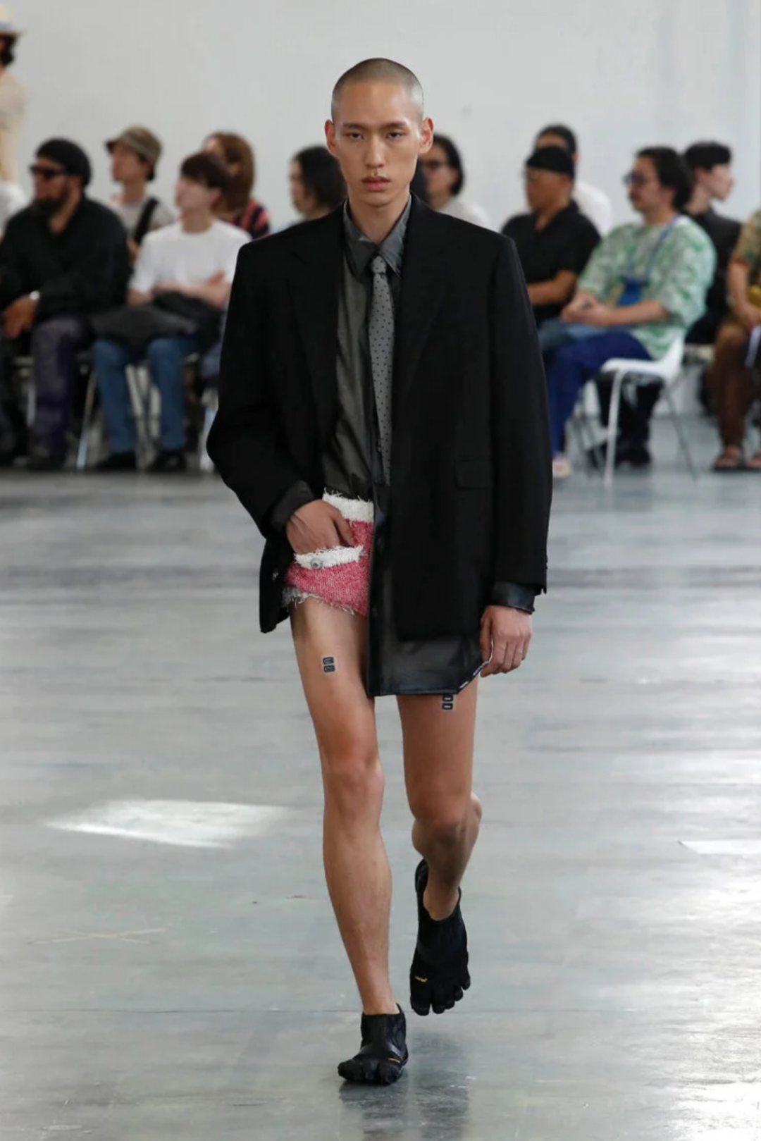 趋势丨无裤穿搭或许真会穿成为趋势