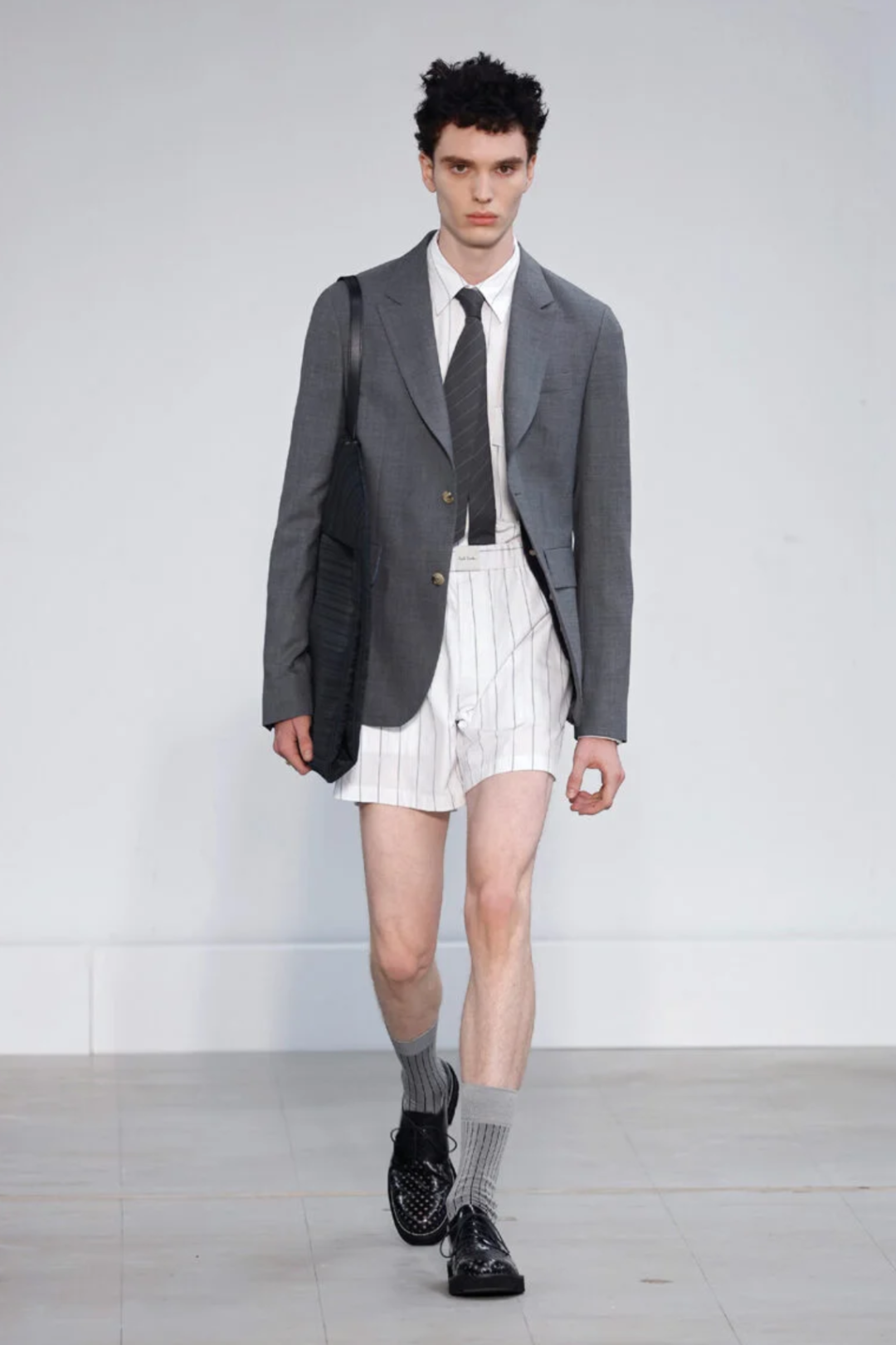 sean suendoubletmiu miu引领的无裤装潮流在这个季节持续,并带来了新