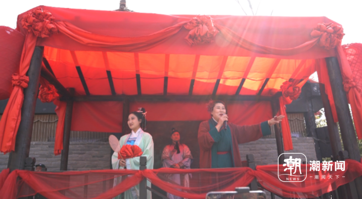 4月1日,河南开封万岁山景区里,古装扮相的"王婆",准点出现在舞台上,为