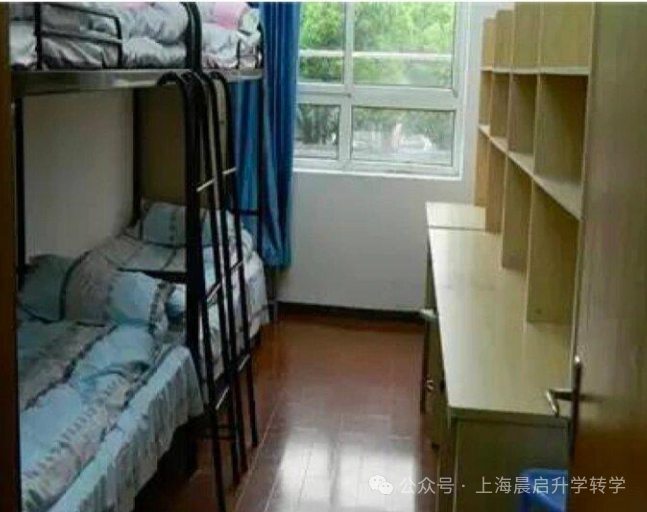 复旦附中(部分寄宿)3住宿生6:50出寝室,全体7点进教室(具体看班规).