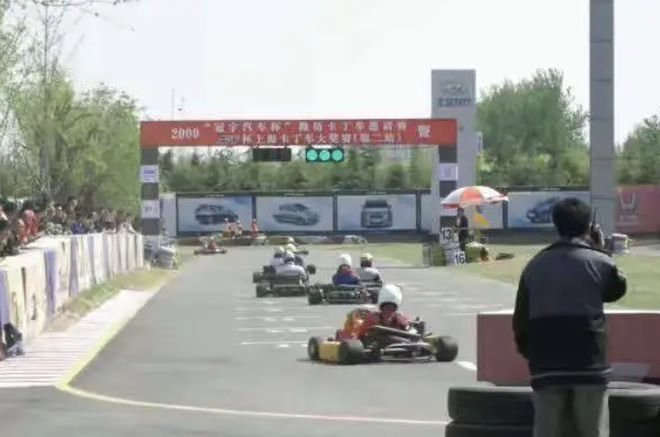 他是第一位F1中国车手，首秀拿分再创历史！父母砸1亿培养，普通家庭烧得起吗？（组图） - 12