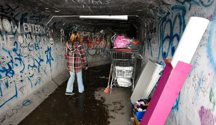 千人蜗居地下道，一天仅用3美元，美国繁华赌城地下的“鼹鼠人生”：勉力生存、默默死去...（组图） - 3