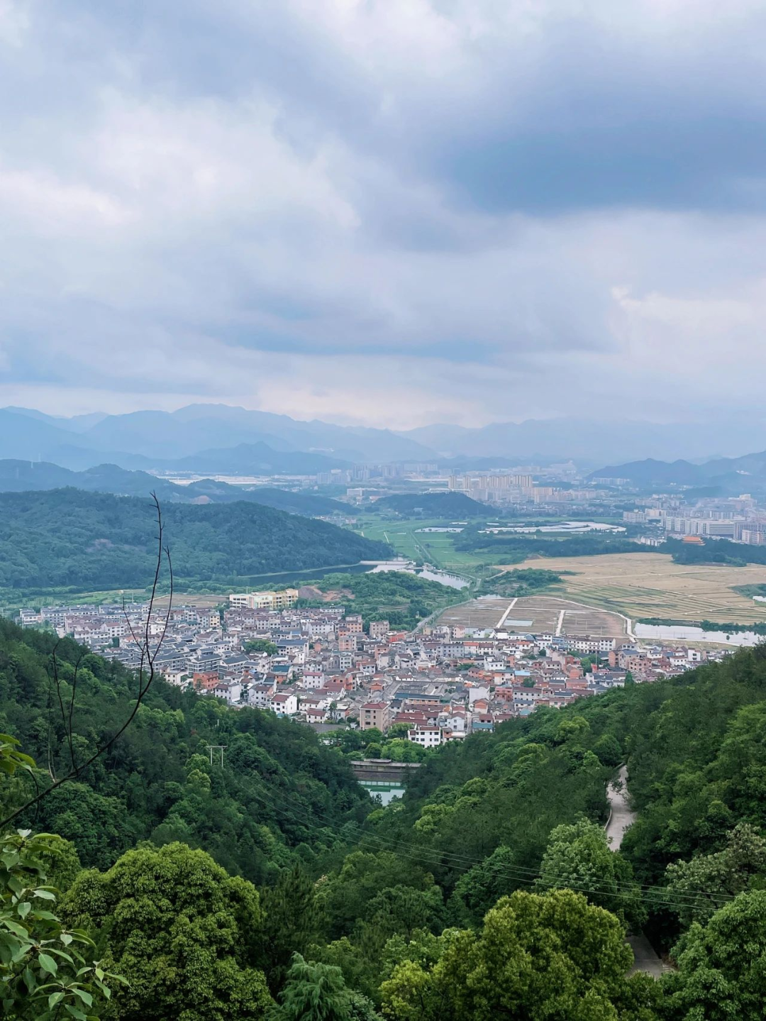 还可以登高爬上傅大士塔，这里可以俯瞰佛堂镇全景。