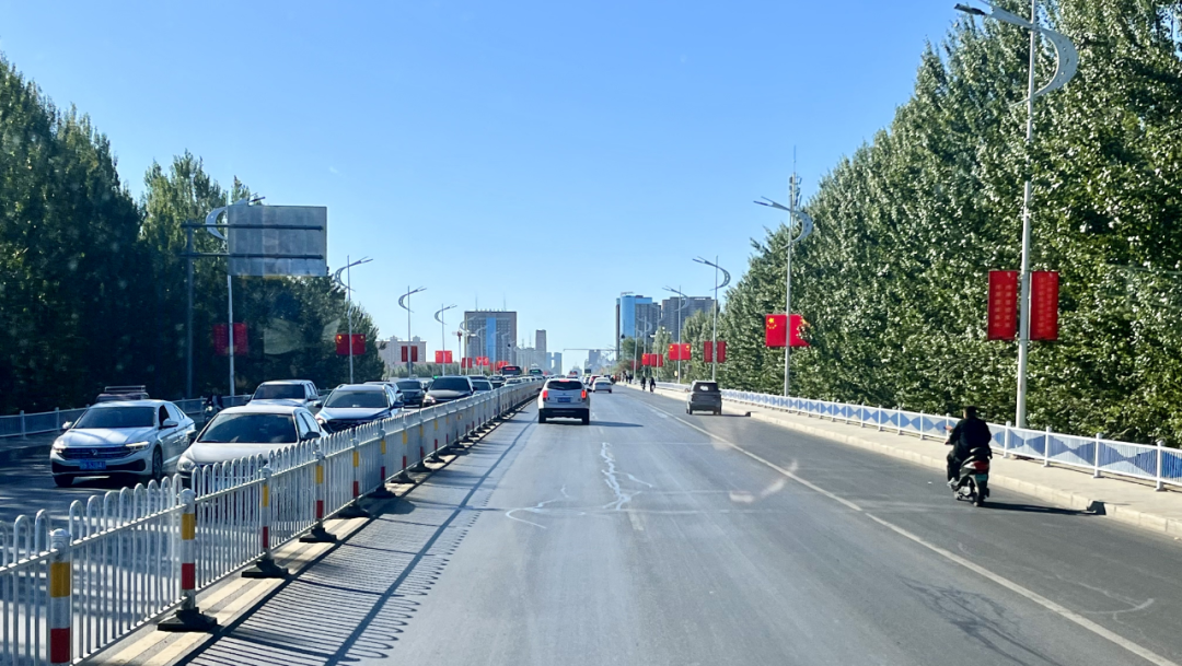 道靓丽的风景线国旗迎风招展都悬挂起了鲜艳的五星红旗通辽市大街小巷