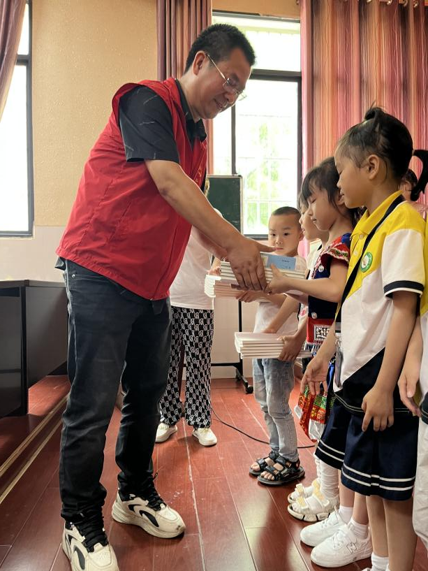 衡阳市外国语学校赴新阳小学开展关爱留守儿童圆梦微心愿活动