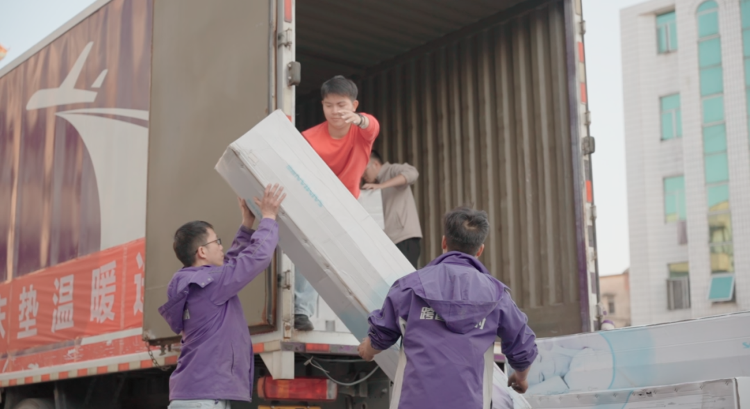 由中华思源工程基金会捐赠我市890张爱心床垫装车发运