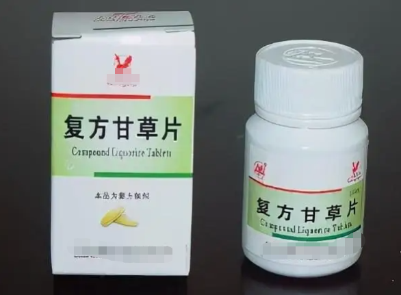 複方甘草片是常用的止咳藥,由甘草浸膏粉,阿片粉,樟腦,八角茴香油,苯