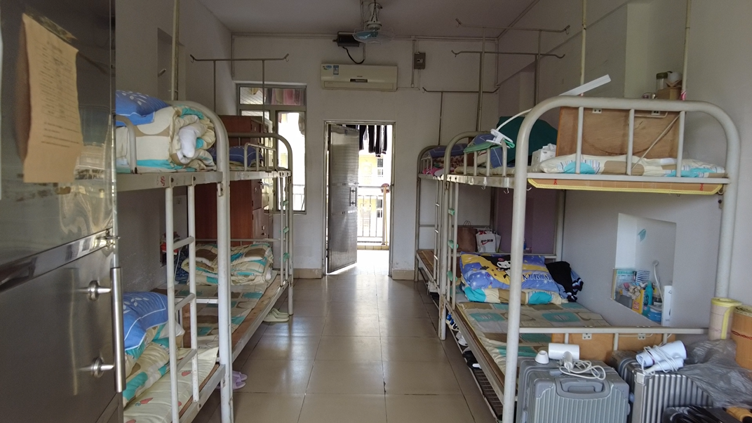 秀全中学秀全中学是全寄宿学校,宿舍为6-8人间,上床下桌,双洗手间.