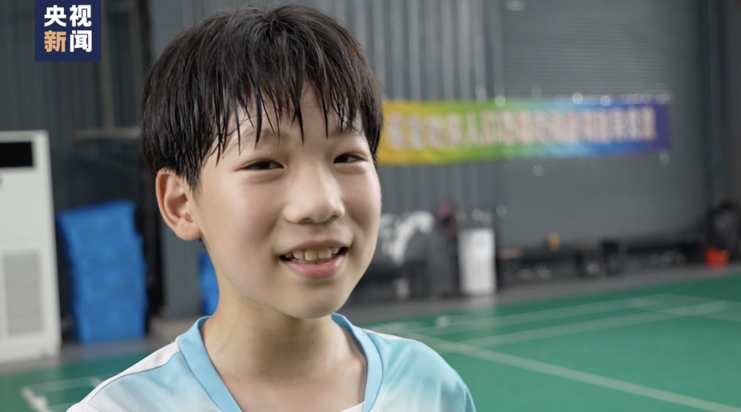 “梁王组合”等运动员鼓励独臂男孩，网友：看哭了