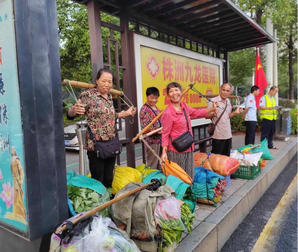 公交车每天挂着大蒜辣椒出发