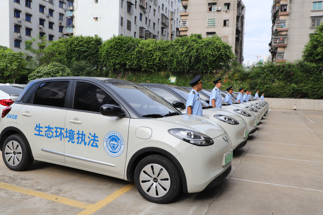 当前位置:>首页>政务动态>交车仪式上,9辆新配置的执法车辆整齐排列