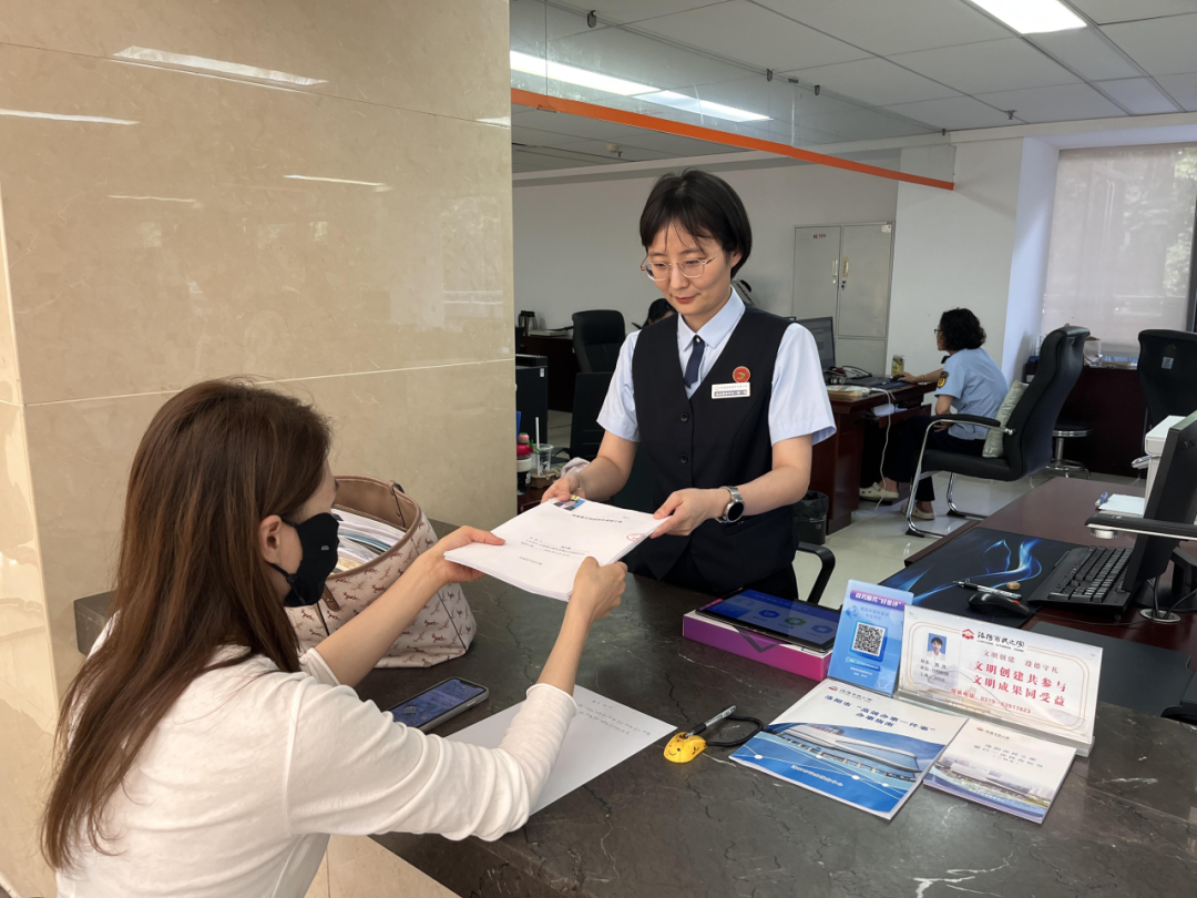 河南洛阳：一杯水的温度传递政务服务温情
