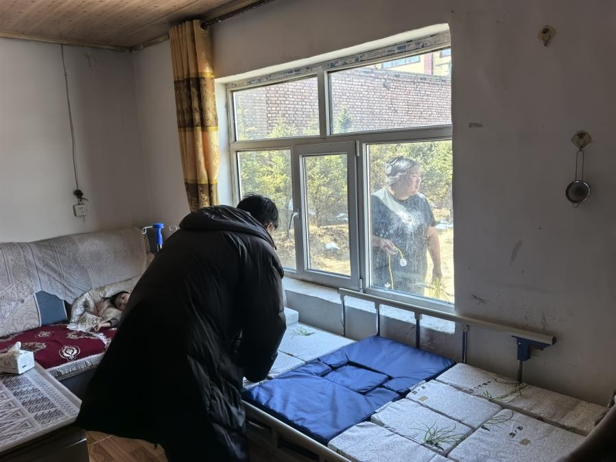 医用护理床怎么安装【基层党建】县残疾人联合会：残疾儿童上门配送安装护理床——“爱心帮扶解民忧 精准助残暖童心”_https://www.jmylbn.com_新闻资讯_第4张