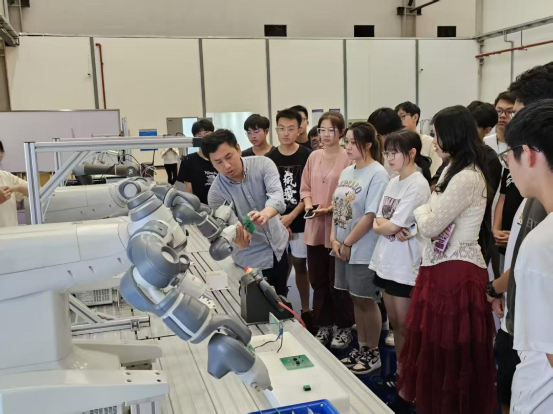 學生在上海交通大學臨港智能制造中心參觀實操.png