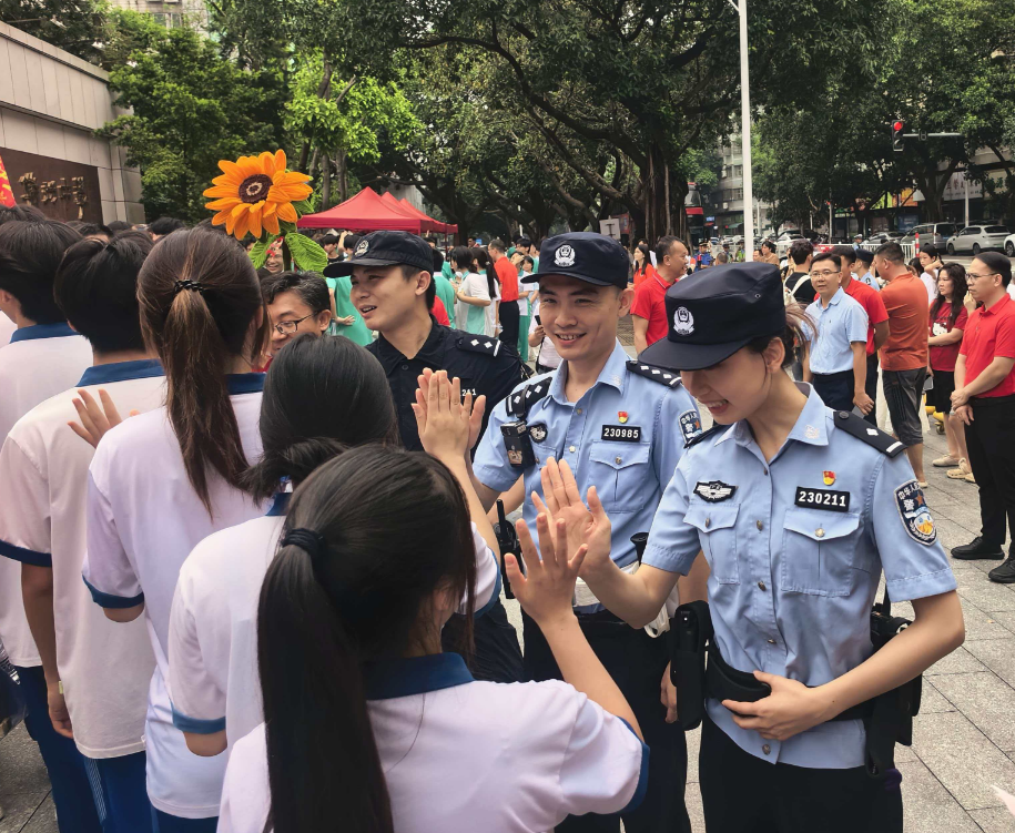 “985”“211”警察为学生加油。