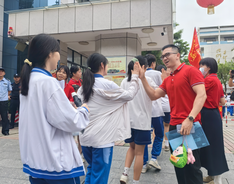 端州中学考点外，考生有序进入考场，老师身穿“必胜红”为考生加油打气。肇庆市融媒体中心记者 朱梦丹 摄