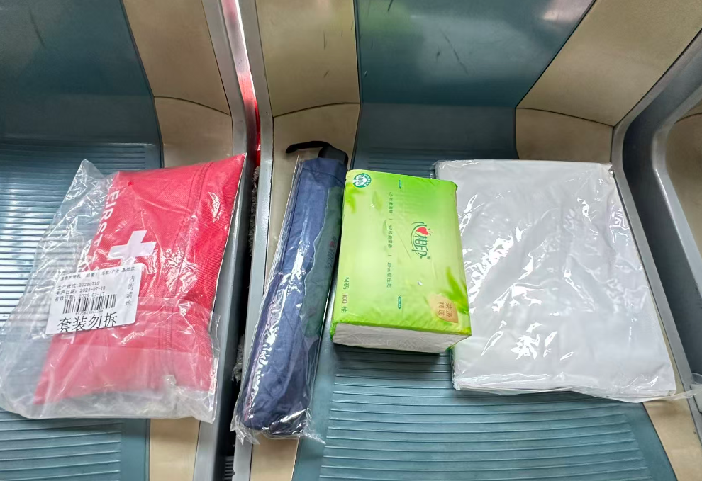 肇庆市第六中学考点，肇庆巴士爱心护考驿站里摆放着急救用品、饮用水、纸巾、雨衣雨伞等，方便考生和家长使用和在此休息。肇庆市融媒体中心记者 杨乐祺 摄