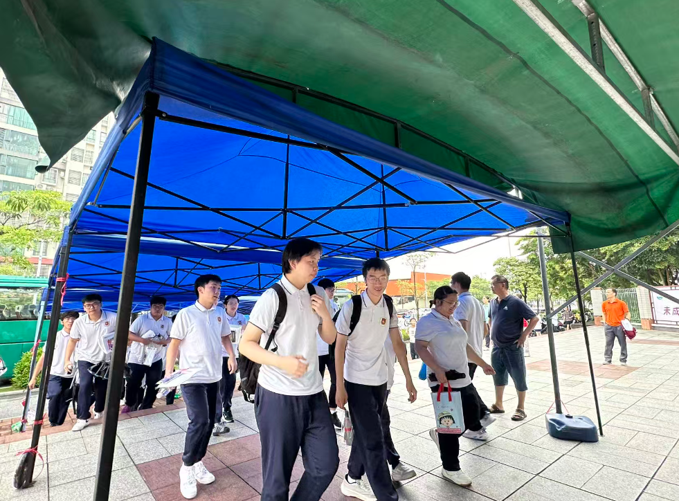 肇庆市第六中学考点，各学校大巴送考生前来考试。