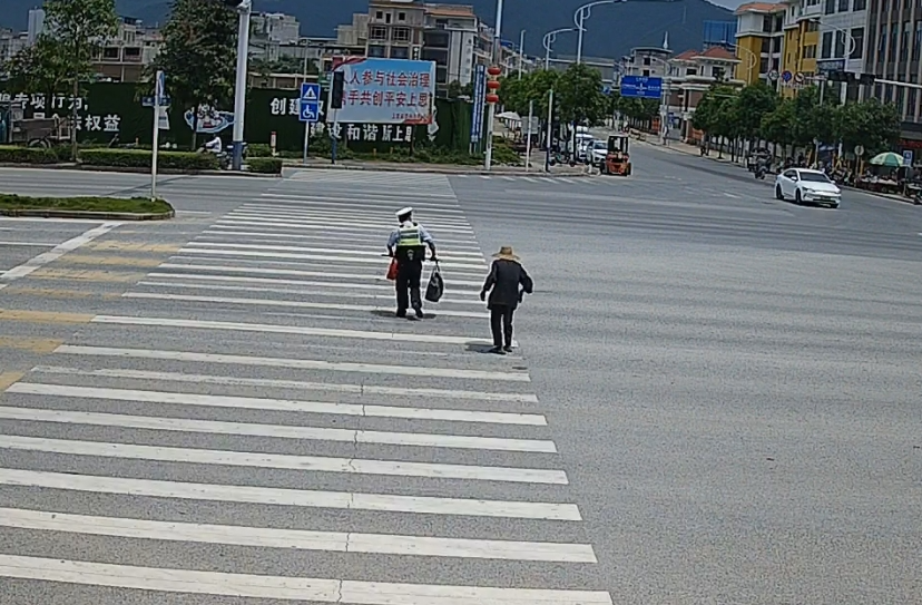 交警扶老人过马路图片图片