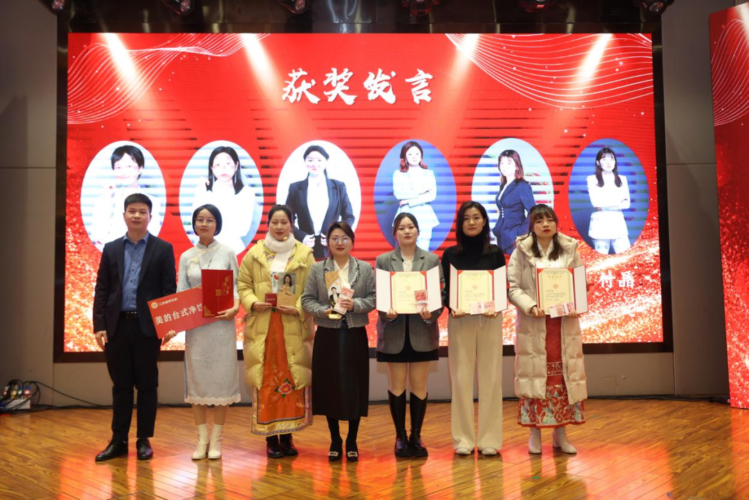 谢俊,韦然,付晶老师为老师们颁发年限奖.