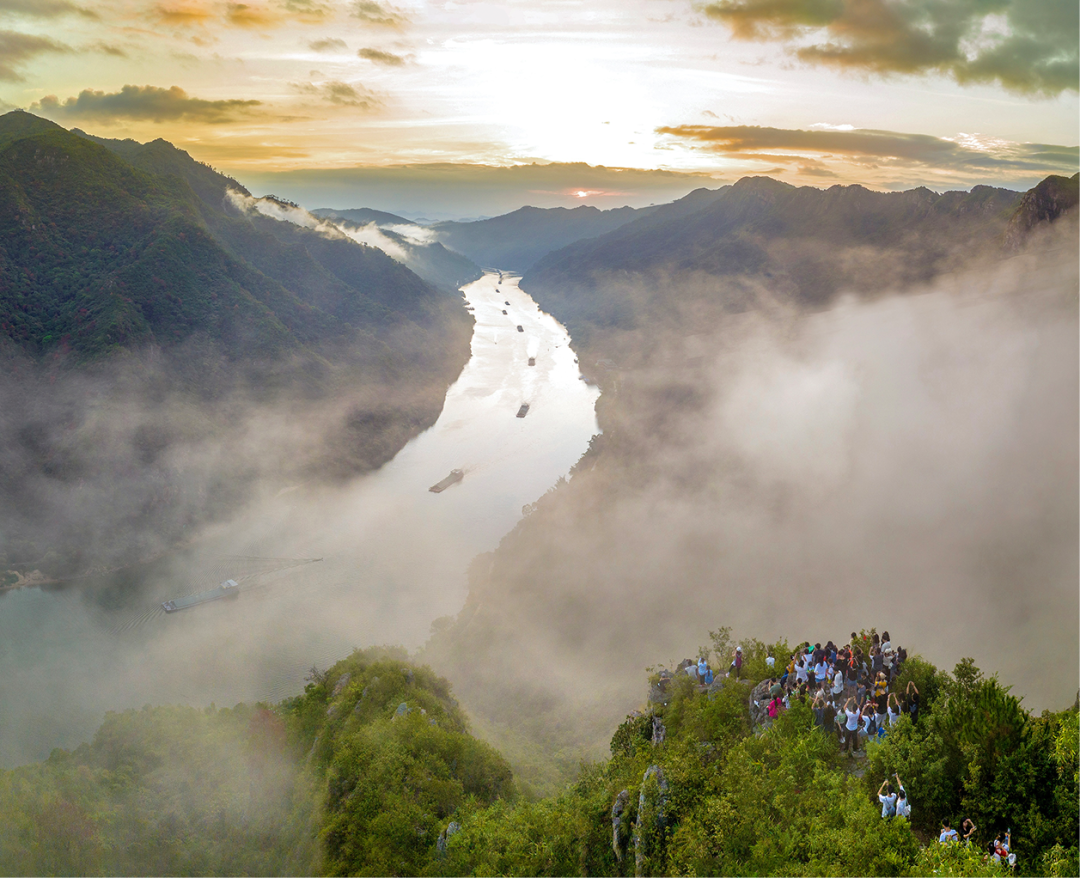 登山爱好者登峡山观日出、云海。清远日报签约摄影师 李文勇 摄