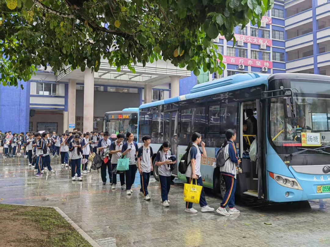 2026年，佛冈开通42条校园定制公交，惠及超2000名学生，搭建校车专线与定制公交互补衔接机制。