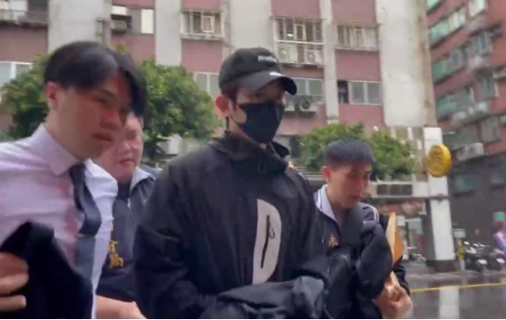 修杰楷（中）10月21日被拘提到案。 图源：台媒