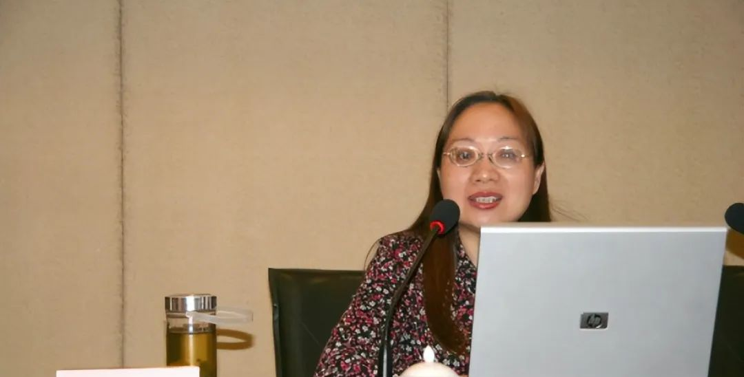 林菁家世显赫,她的母亲是北京某小学的校长,大姑父是一位g级高官.