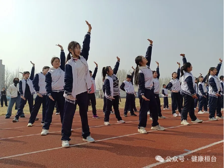 4月1日,起凤镇中心卫生院"向阳花"家庭医生团队走进起凤中学,为初二
