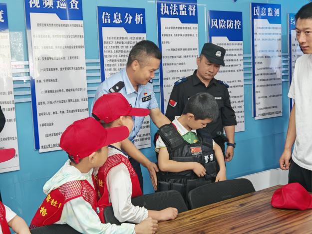 河南洛阳瀍河：“童”心探警营 实践促成长