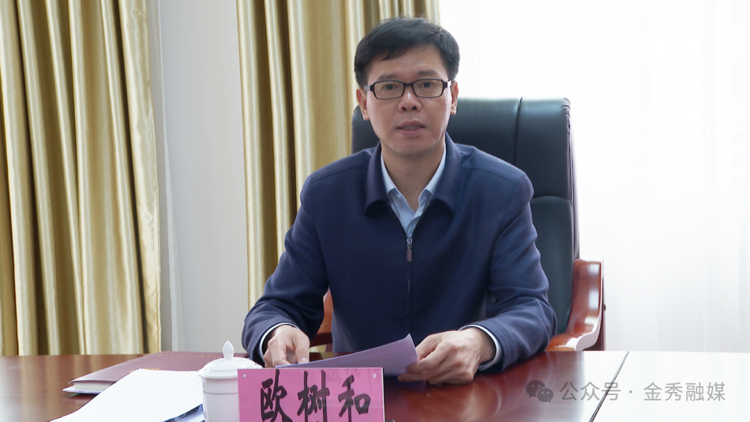 会上,县委常委,县人武部部长,县征兵工作领导小组副组长魏海松传达