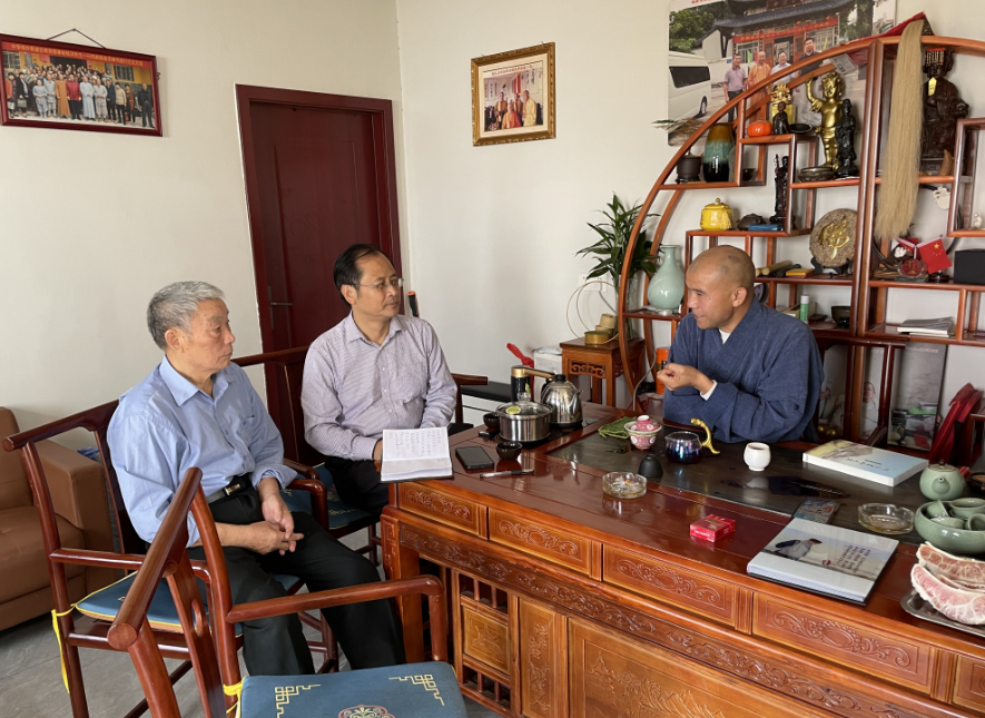 都昌文苑>本文作者(中)同王旺春先生(左)与仁锦住持交谈现任住持仁锦