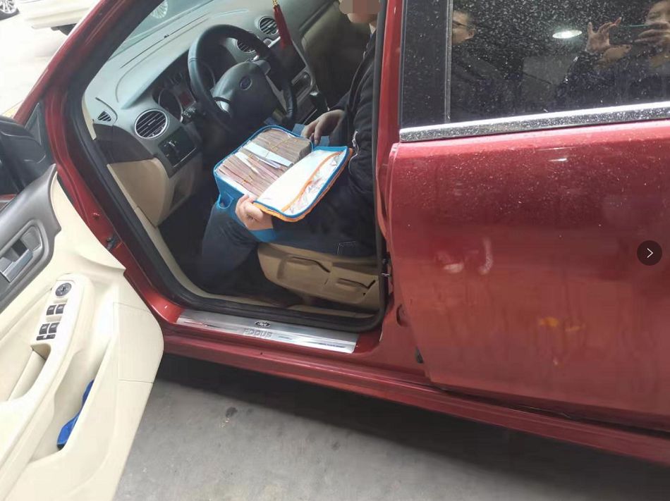 超跑司机车祸后甩出14万现金买下被撞车？警方通报