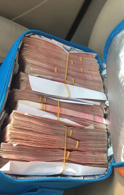 超跑司机车祸后甩出14万现金买下被撞车？警方通报