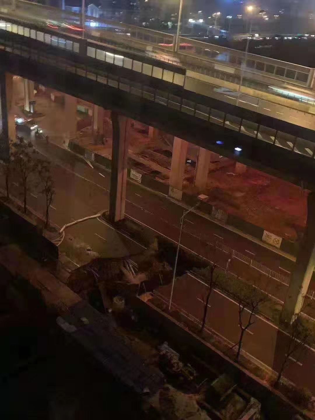 万家丽路与长沙大道交叉口地面塌陷，无人员伤亡