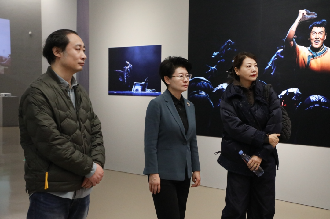 冀晓青参观“内蒙古舞蹈家协会舞蹈影像成果展” 第1张