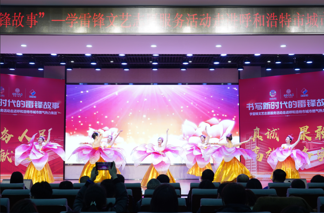 呼斯楞、李德戈景、苏勒亚其其格一起到草原学雷锋！ 第3张