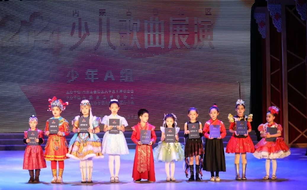 2024年内蒙古自治区少儿歌曲展演在呼和浩特市拉开帷幕 第1张