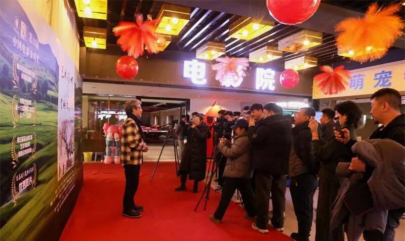 《巴林塔娜》首映 温情讲述巴林右旗植绿治沙故事 第3张