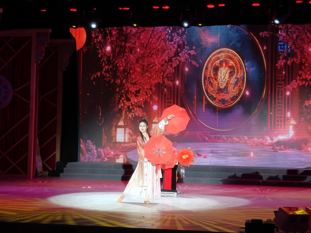 草帽飞舞、非遗变脸......“家门口”的魔术秀精彩连连 第17张