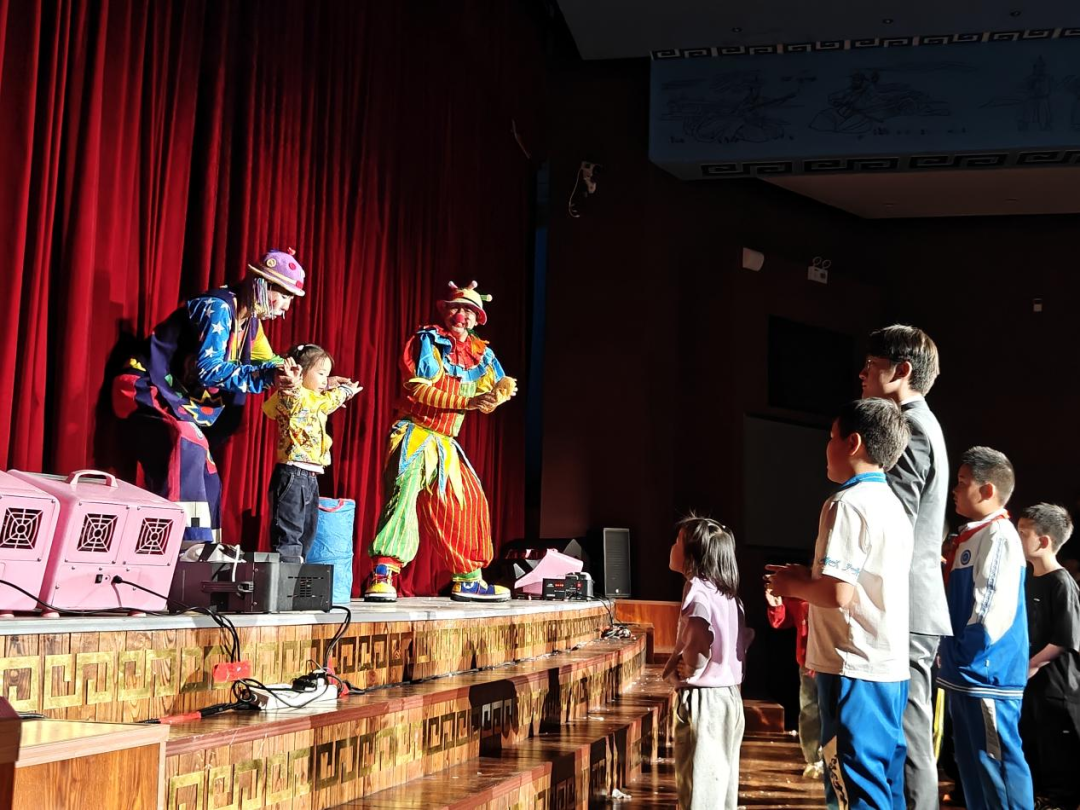 草帽飞舞、非遗变脸......“家门口”的魔术秀精彩连连 第22张