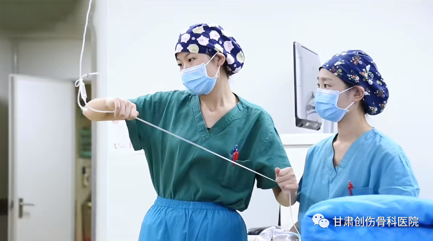 手术室无影灯怎么安装【医疗动态】无影灯下——手术室护士的“十八般武艺”_https://www.jmylbn.com_新闻资讯_第11张