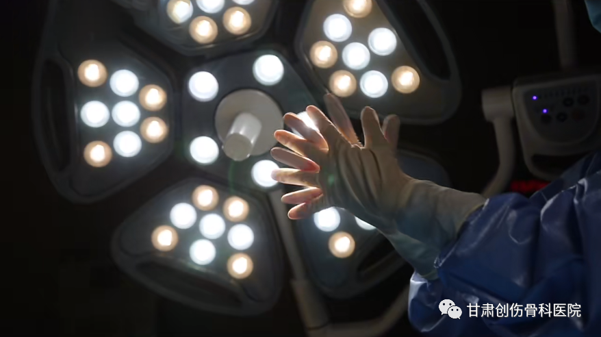 手术室无影灯怎么安装【医疗动态】无影灯下——手术室护士的“十八般武艺”_https://www.jmylbn.com_新闻资讯_第12张