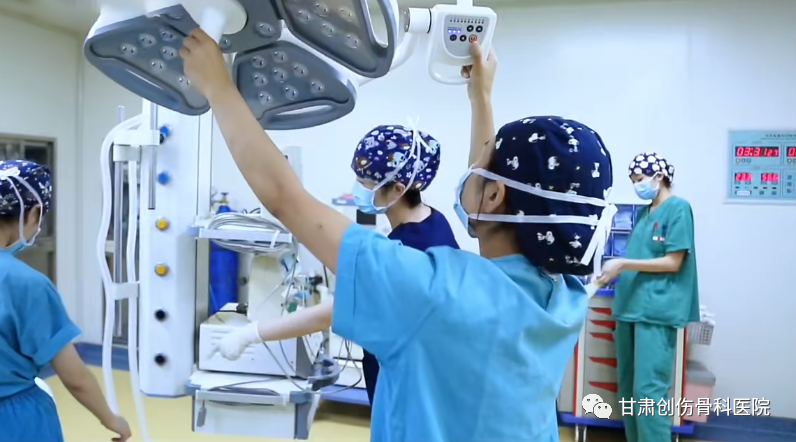 手术室无影灯怎么安装【医疗动态】无影灯下——手术室护士的“十八般武艺”_https://www.jmylbn.com_新闻资讯_第7张