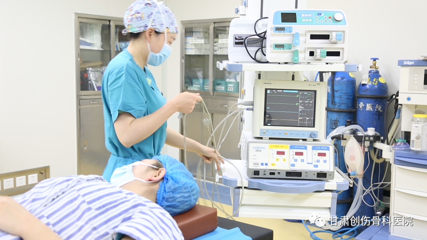 手术室无影灯怎么安装【医疗动态】无影灯下——手术室护士的“十八般武艺”_https://www.jmylbn.com_新闻资讯_第13张