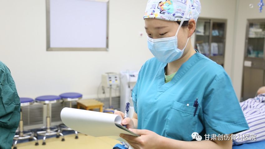 手术室无影灯怎么安装【医疗动态】无影灯下——手术室护士的“十八般武艺”_https://www.jmylbn.com_新闻资讯_第14张