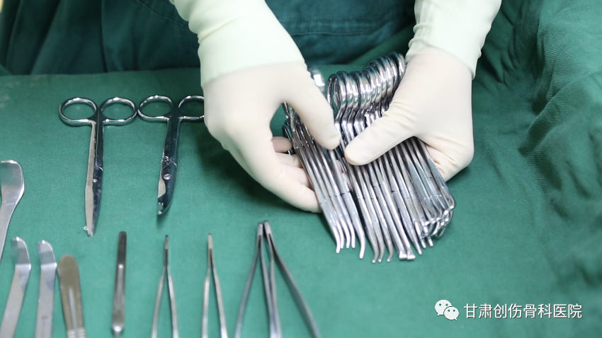 手术室无影灯怎么安装【医疗动态】无影灯下——手术室护士的“十八般武艺”_https://www.jmylbn.com_新闻资讯_第9张